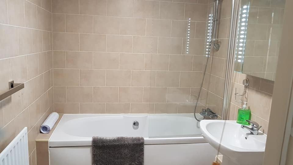Ynys Lawd, Holyhead Marina Appartement Buitenkant foto