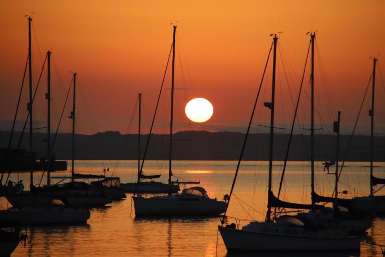 Ynys Lawd, Holyhead Marina Appartement Buitenkant foto