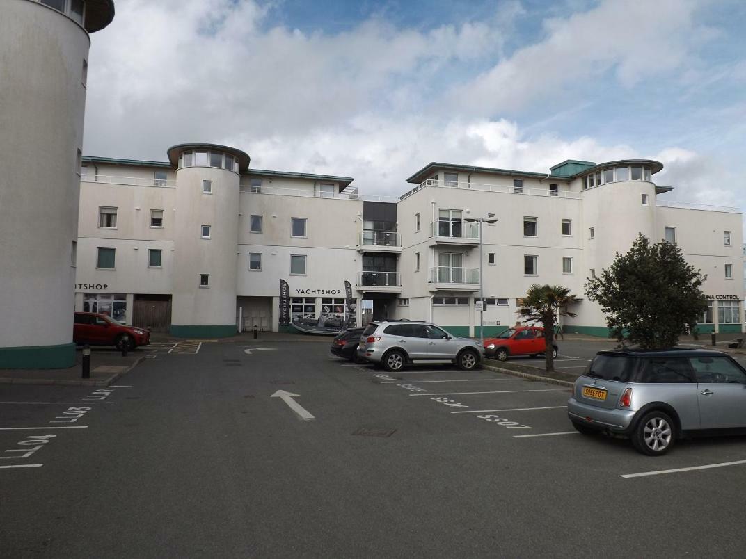 Ynys Lawd, Holyhead Marina Appartement Buitenkant foto